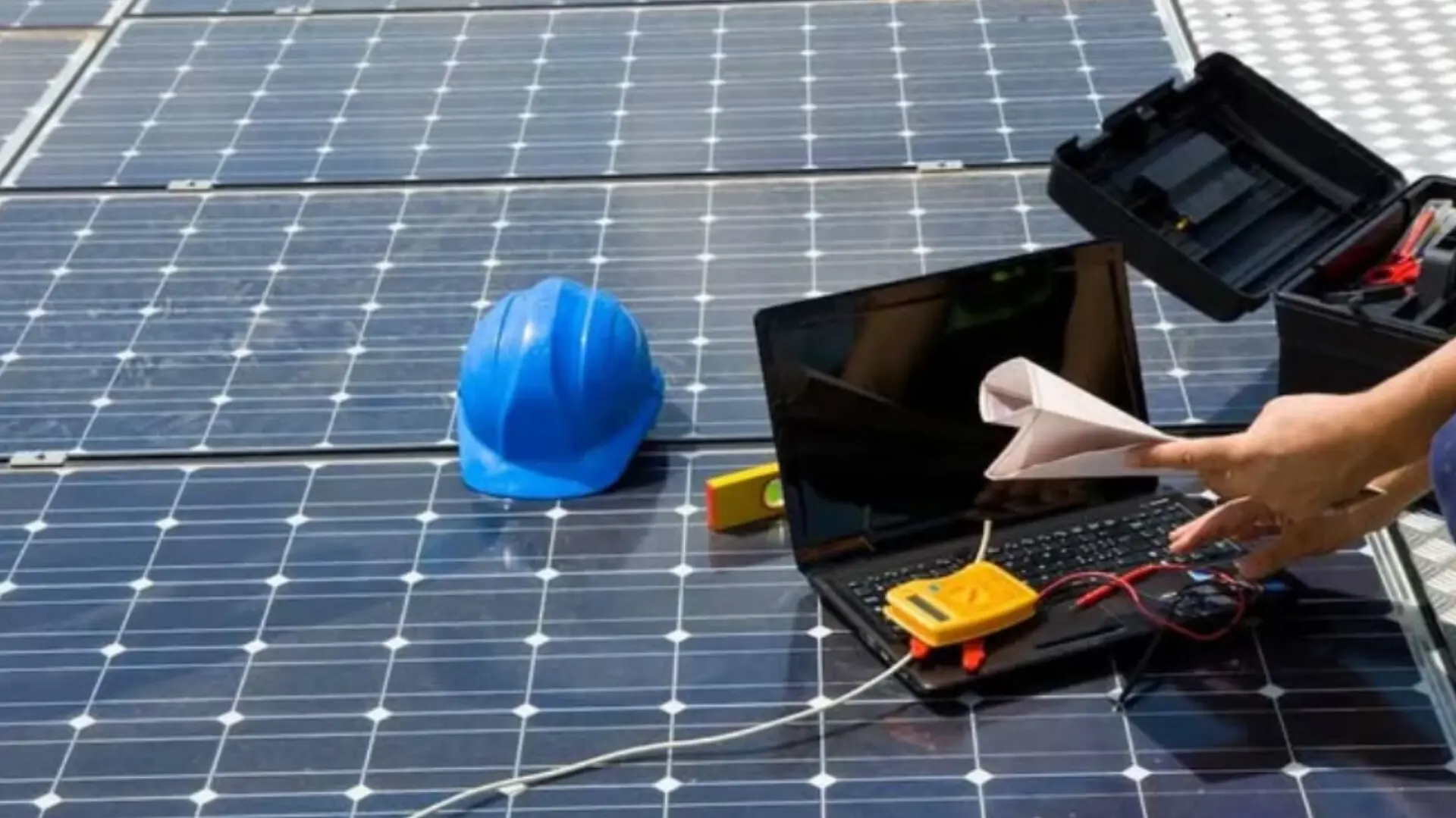 025896c4-e1b0-4279-8b32-f2a2068799ec-Solar-Panel-Maintenance.webp