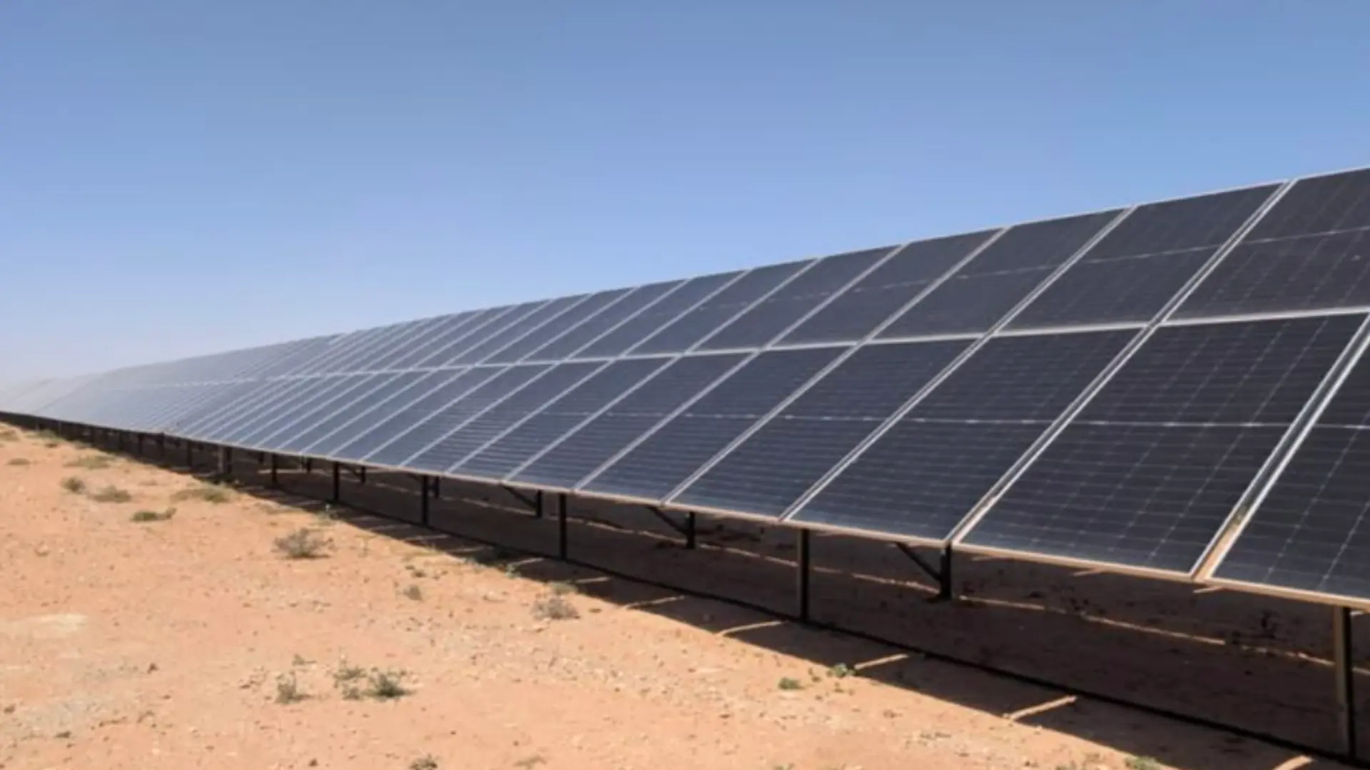 2075f1bc-9298-4338-938c-e50a95ece4a3-Solar-Panel-Performance-Hot-Dry-Climate.webp