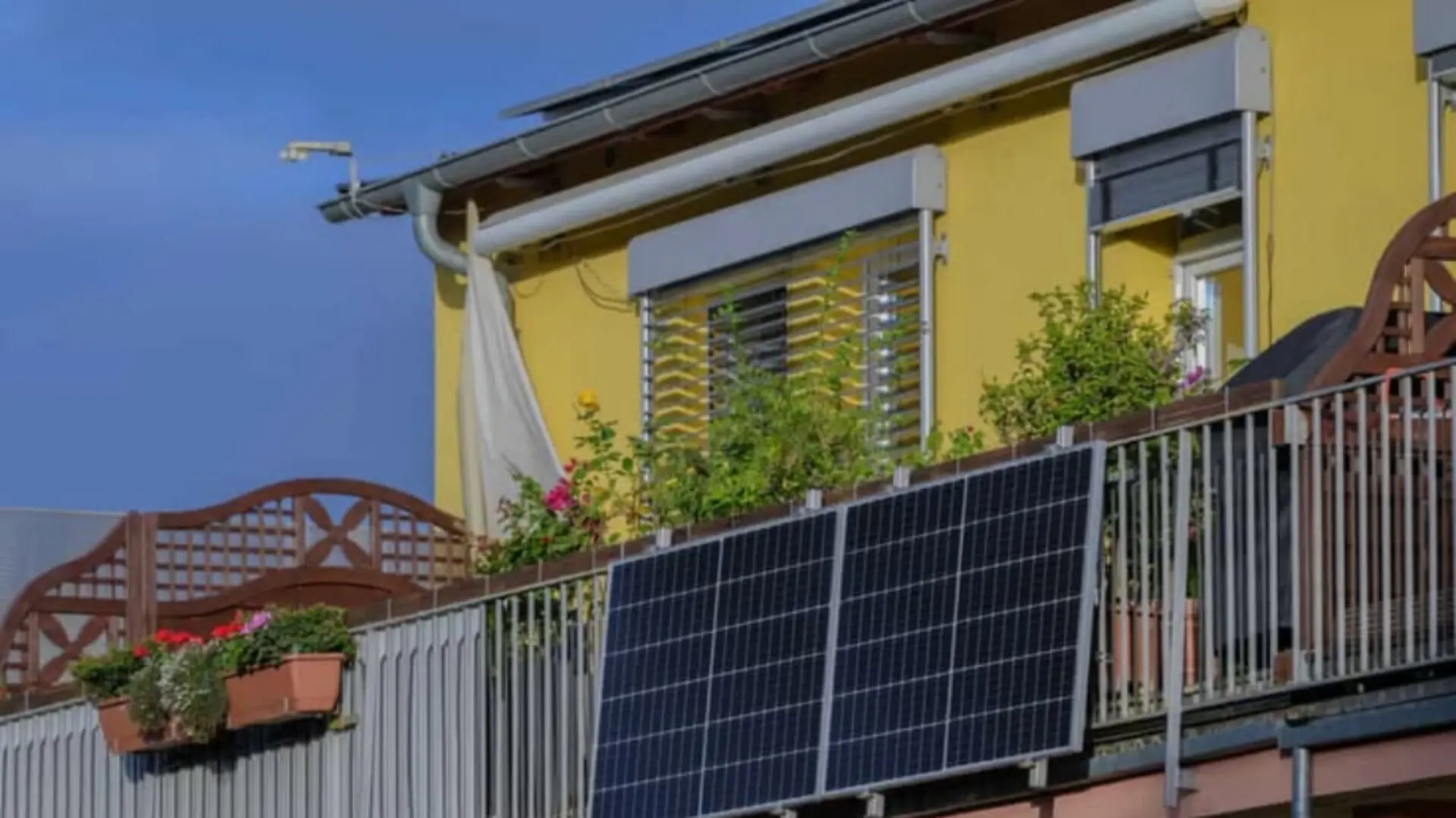 3e3dc46b-97b6-4820-97e5-bdbc92760e99-Monocrystalline-Solar-Panel-Installation.webp